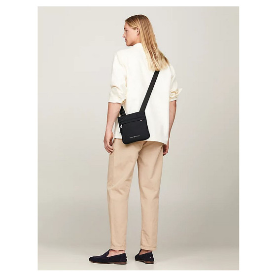 detail Tommy Hilfiger pánská taška AM0AM12216 BDS Black