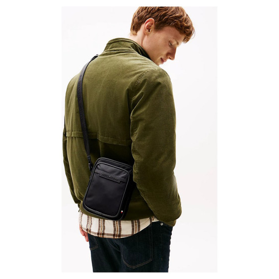 detail Tommy Hilfiger pánská crossbody AM0AM13465 BDS Balck