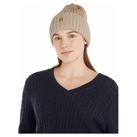 detail Tommy Hilfiger dámská čepice AW0AW15299ABH Cashmere Creme